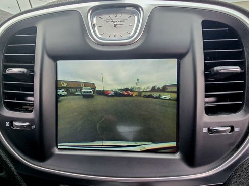 Used 2018 Chrysler 300 Touring image 20