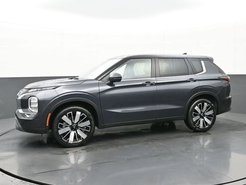 Used 2025 Mitsubishi Outlander SE image 6