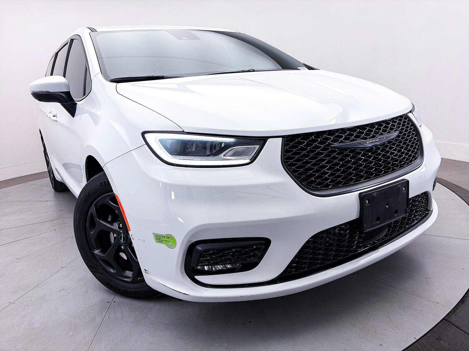 Used 2023 Chrysler Pacifica Touring-L w/ Uconnect Theater Family Group FWD image 3
