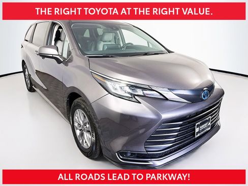 Used 2024 Toyota Sienna LE FWD image 1