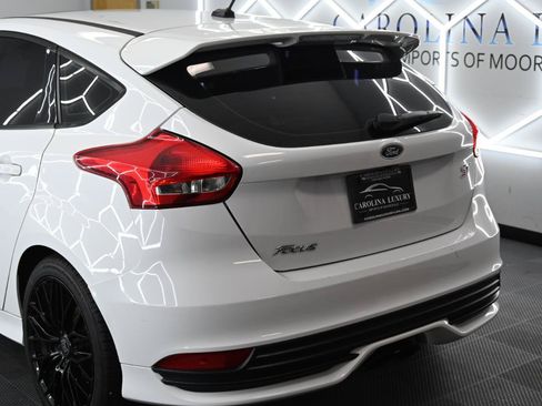 Used 2017 Ford Focus ST w/ Equipment Group 401A FWD image 12