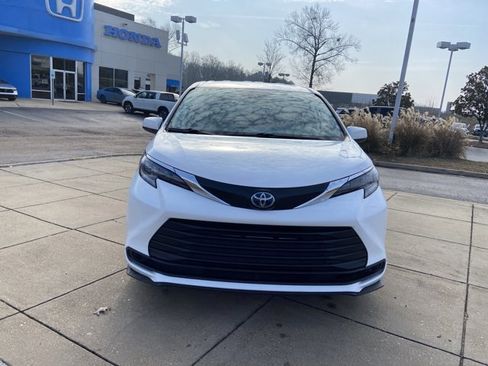 Used 2024 Toyota Sienna LE image 3