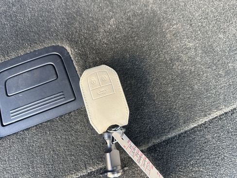 Used 2023 Bentley Bentayga Extended Wheelbase image 30