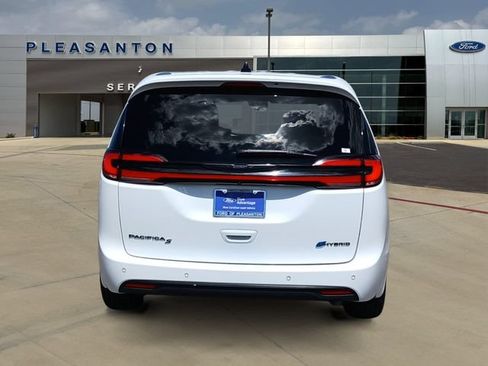 Used 2024 Chrysler Pacifica Limited FWD image 4