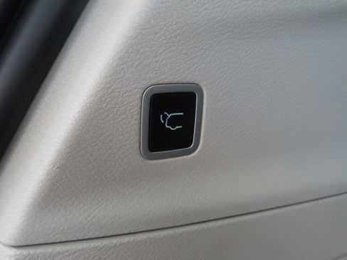Used 2023 Chrysler Voyager LX FWD image 28