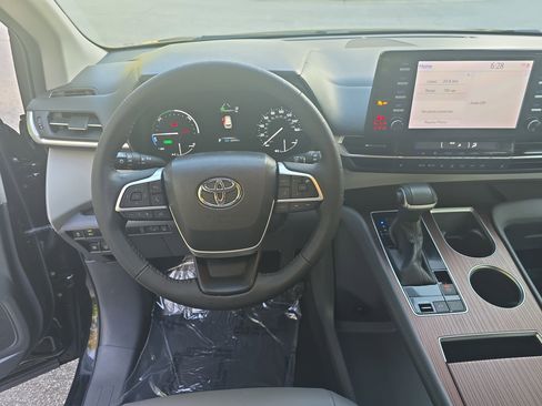 Used 2023 Toyota Sienna XLE FWD image 15