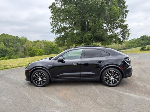 New 2026 Porsche Macan 4 Electric AWD/4WD image 2