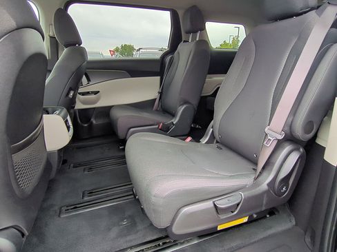 Used 2022 Kia Carnival LX image 27