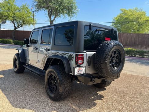 Used 2016 Jeep Wrangler Unlimited Rubicon w/ Connectivity Group image 9