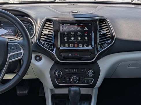 Used 2019 Jeep Cherokee Limited w/ Luxury Group image 18