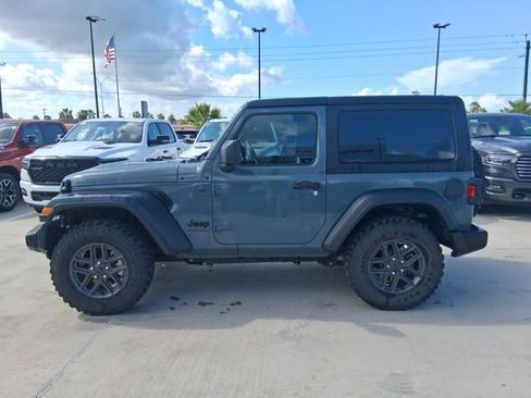 Used 2025 Jeep Wrangler Sport AWD/4WD image 4