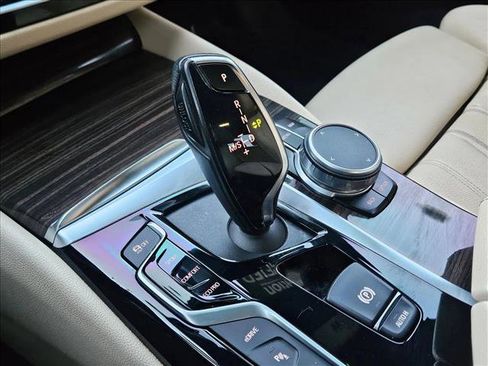 Used 2019 BMW 530e w/ Premium Package image 12