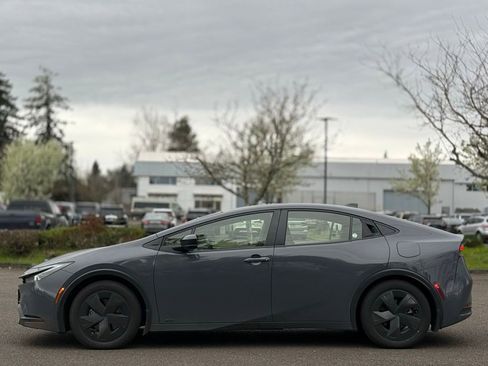 Used 2025 Toyota Prius LE image 2