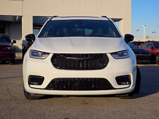 Certified 2025 Chrysler Pacifica Select w/ Fav Edition Package FWD image 3
