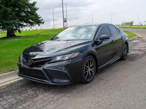 Used 2022 Toyota Camry SE image 1