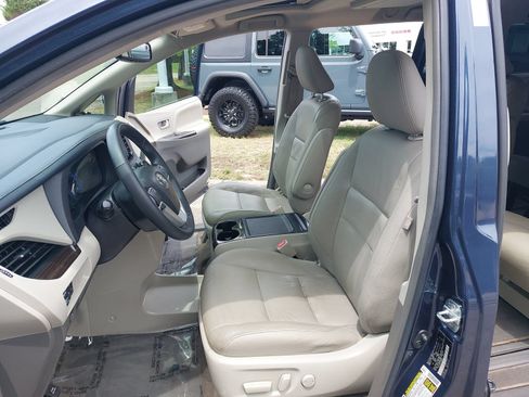 Used 2018 Toyota Sienna XLE Premium FWD image 17