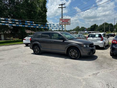 Used 2019 Dodge Journey SE w/ Blacktop Package FWD image 2