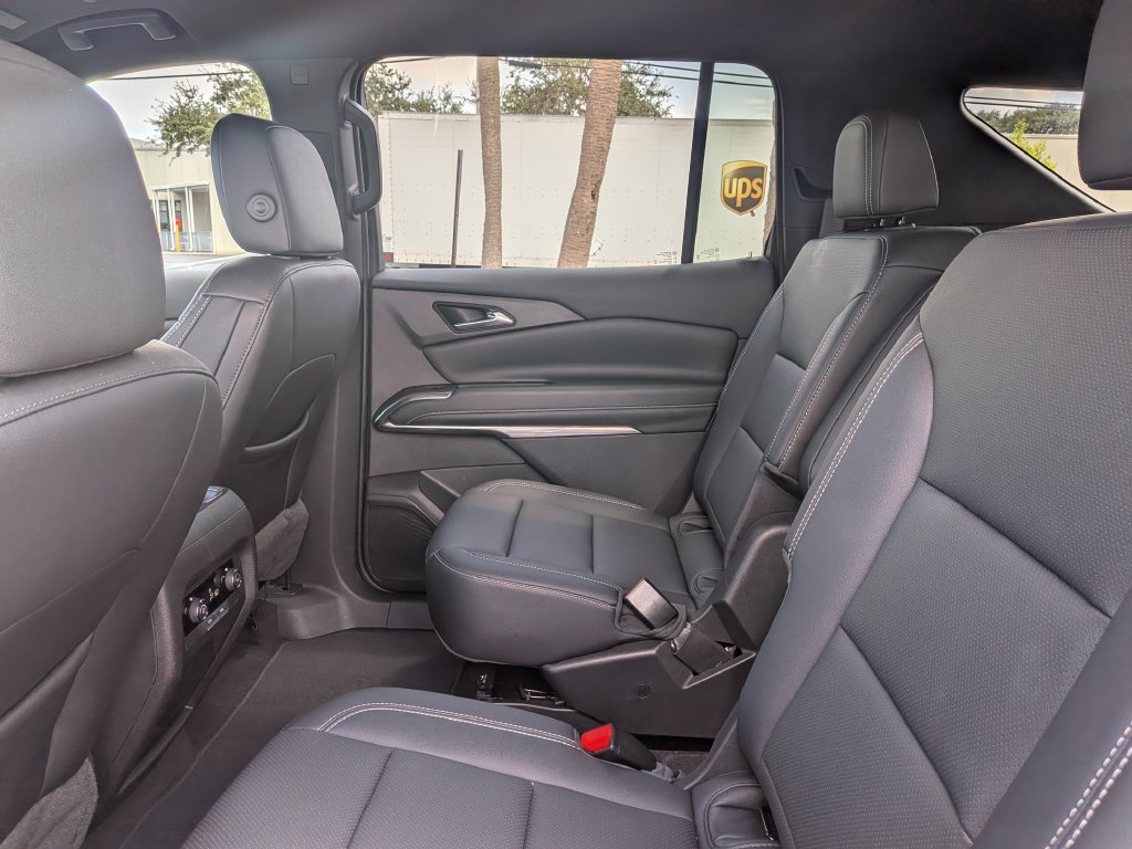 Used 2025 Chevrolet Traverse LT FWD image 16