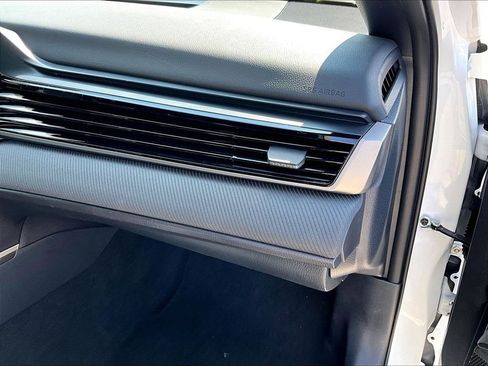 Used 2025 Toyota Camry SE FWD image 13