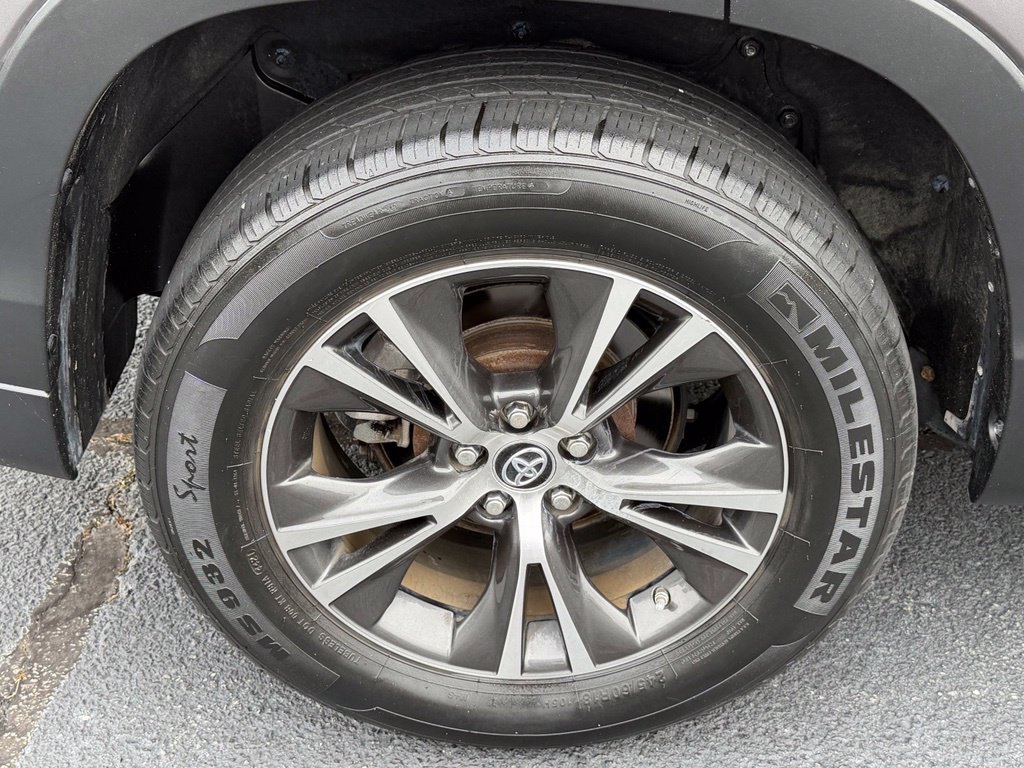 Used 2019 Toyota Highlander Plus FWD image 32