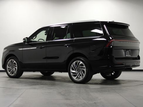 Used 2025 Lincoln Navigator Reserve AWD/4WD image 6