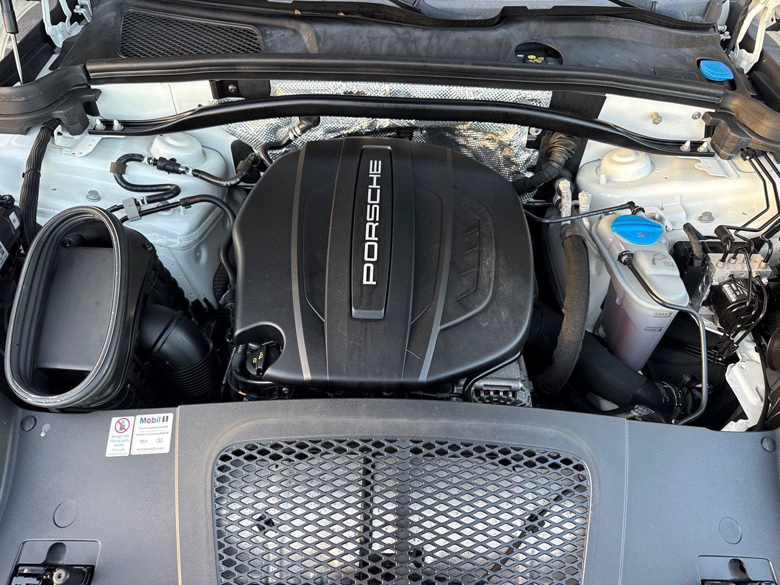 Used 2018 Porsche Macan AWD/4WD image 8