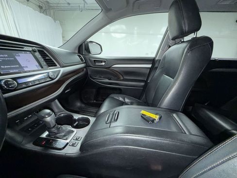 Used 2019 Toyota Highlander XLE image 24