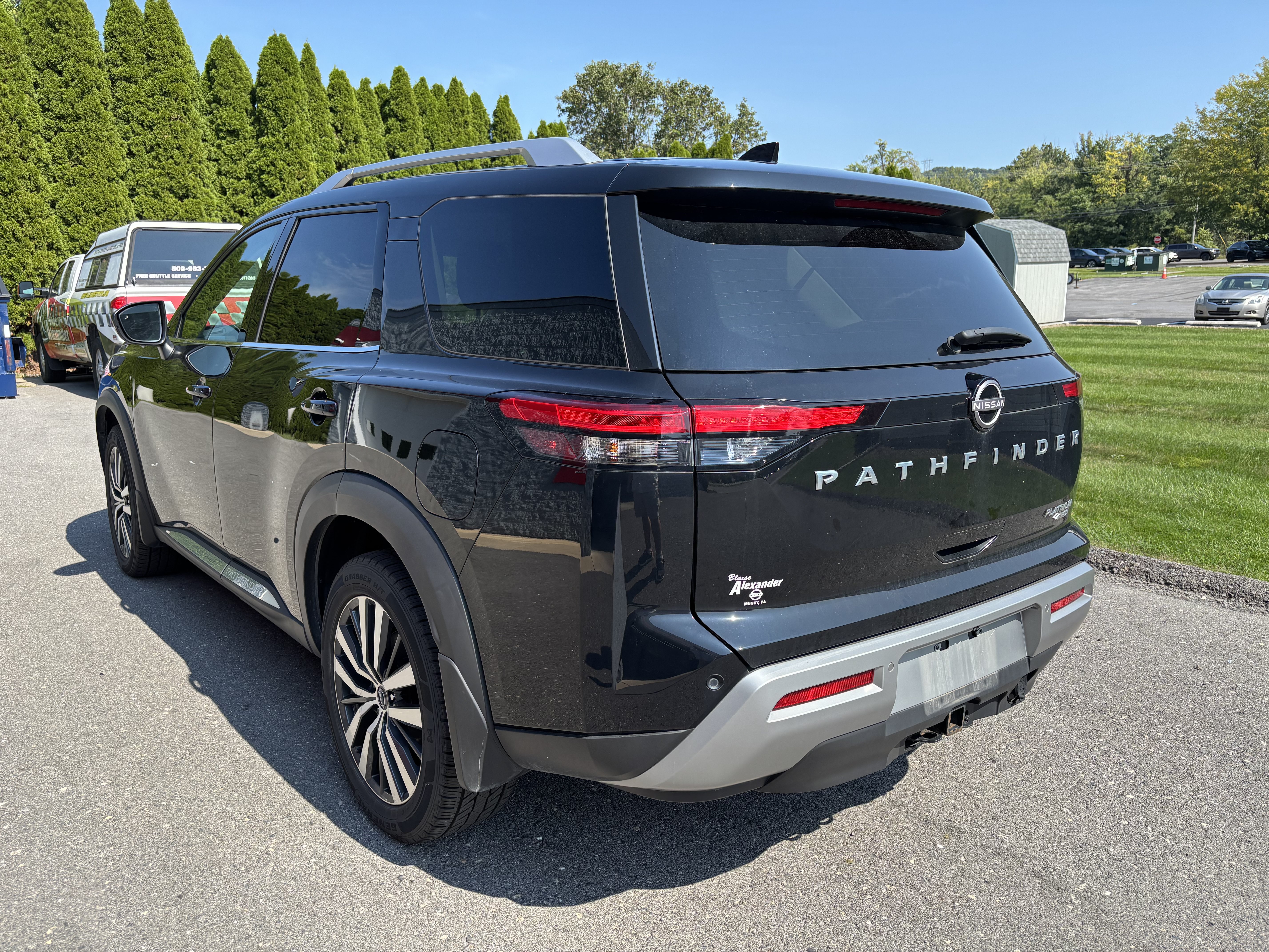 Used 2022 Nissan Pathfinder Platinum AWD/4WD image 5