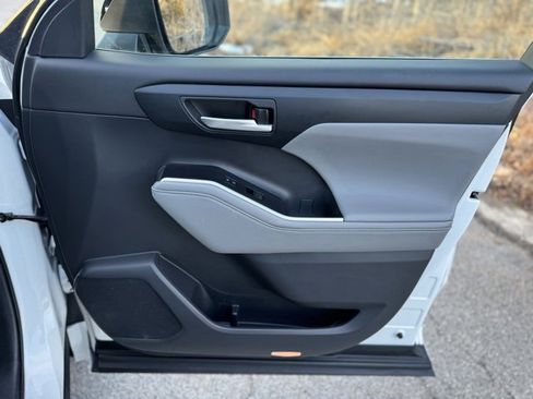 Used 2021 Toyota Highlander XLE image 19