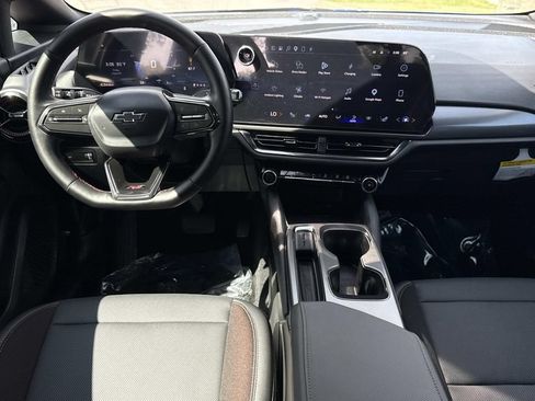 Used 2025 Chevrolet Equinox EV RS w/ LPO, All-Weather Mat Package FWD image 3