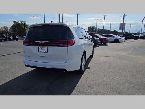 New 2026 Chrysler Pacifica Select image 30