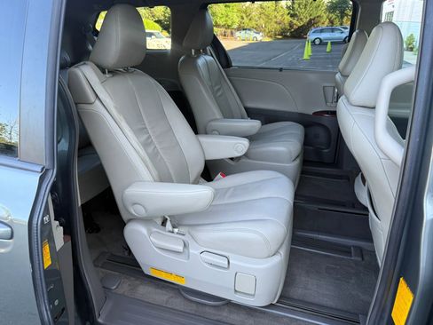 Used 2014 Toyota Sienna XLE AWD/4WD image 23