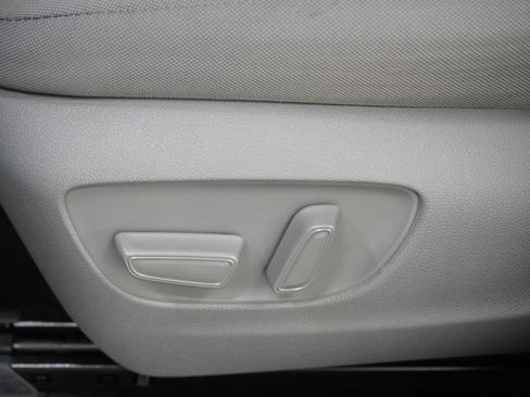 Used 2023 Toyota Highlander LE image 26