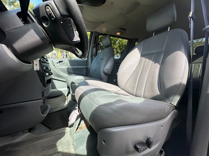 Used 2004 Dodge Grand Caravan SXT w/ Premium Group FWD image 13