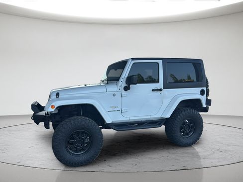 Used 2015 Jeep Wrangler Sahara w/ Connectivity Group AWD/4WD image 16