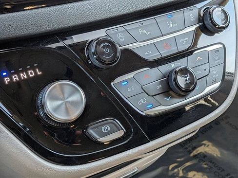 Used 2024 Chrysler Pacifica Touring-L image 12