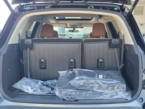 New 2026 Nissan Pathfinder Platinum FWD image 3