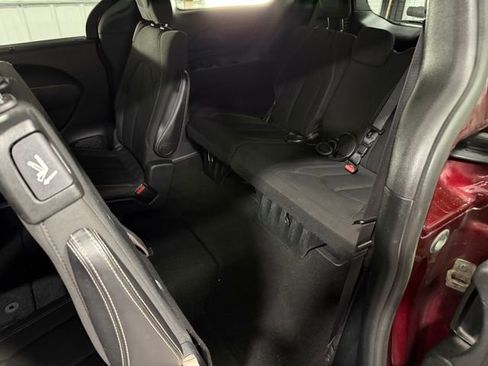 Used 2018 Chrysler Pacifica Touring Plus w/ S Appearance Package FWD image 11
