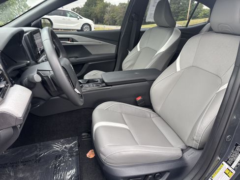 Used 2025 Toyota Camry SE FWD image 5