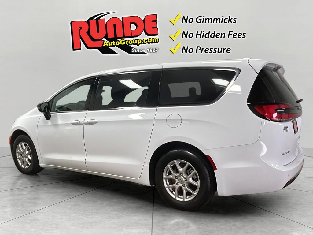 Used 2025 Chrysler Pacifica Select FWD image 4