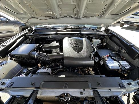 Used 2020 Toyota Tacoma TRD Off-Road w/ Technology Package image 31