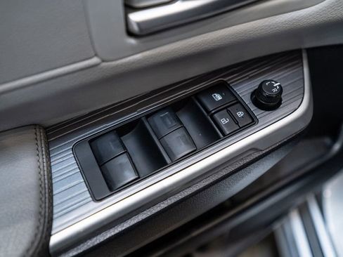 Certified 2025 Toyota Sienna XLE FWD image 21