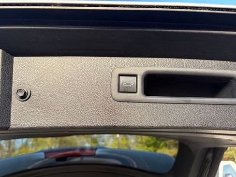 Used 2021 Toyota Highlander XLE image 19