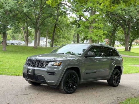 Used 2019 Jeep Grand Cherokee Altitude AWD/4WD image 3