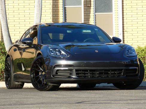Used 2018 Porsche Panamera 4 image 3