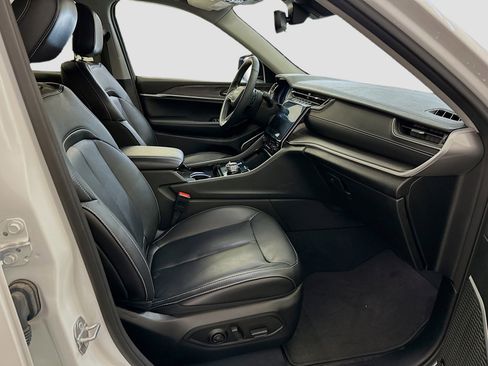 Used 2023 Jeep Grand Cherokee Limited w/ Black Appearance Package image 33