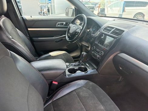 Used 2018 Ford Explorer XLT w/ Equipment Group 202A AWD/4WD image 29