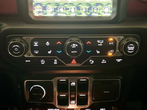 Used 2021 Jeep Wrangler Unlimited Rubicon AWD/4WD image 12