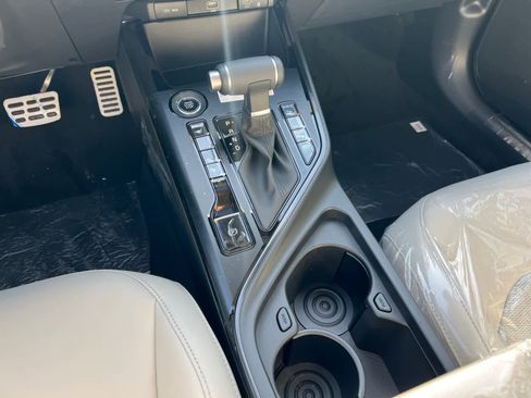 New 2025 Kia Niro EX Touring image 14