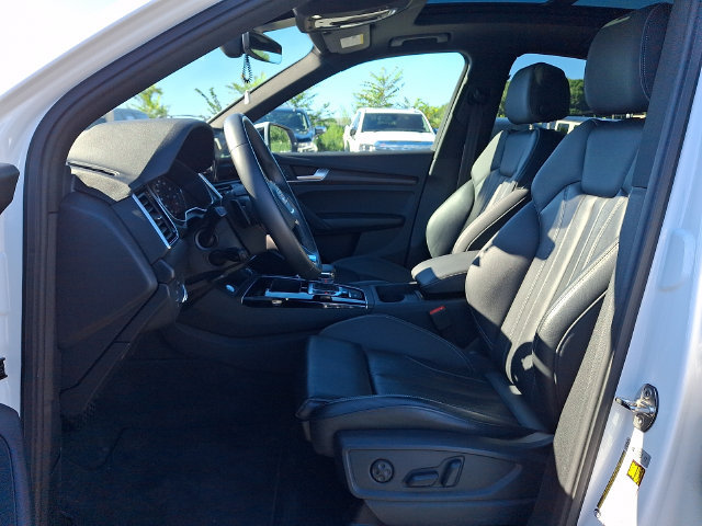 Used 2023 Audi Q5 2.0T Premium w/ Convenience Package AWD/4WD image 2